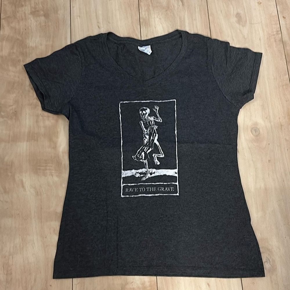 RAVE TO THE GRAVE -Dark heather gray V-neck short sleeve Size Small Like New!